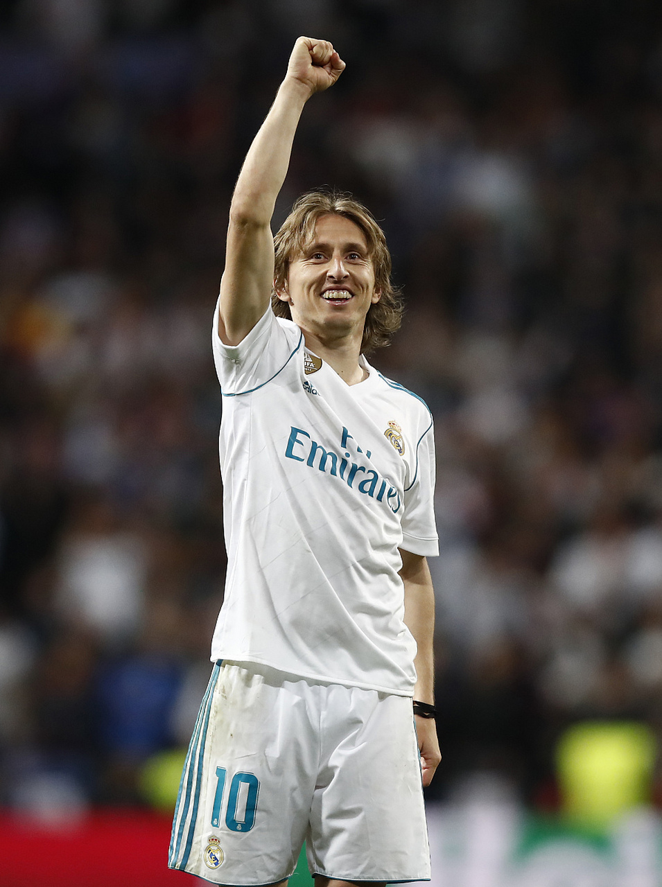 希望没事啊！贺希宁拼抢时被吕俊虎扫到眼睛 痛苦倒地久久不起