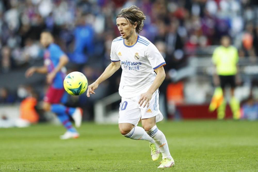 世体：因巴萨需先完成滕森报名注销手续，坎塞洛赶不上西超杯